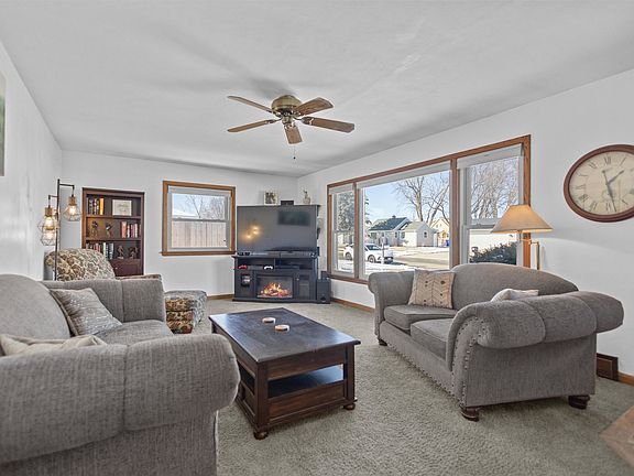 5th image of 909 W Weiland Ave