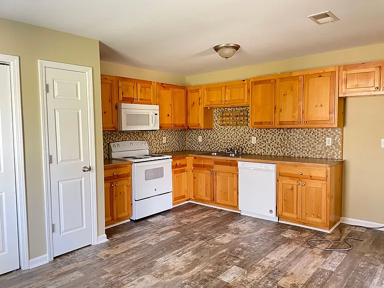 22 William Dr — Photo 4