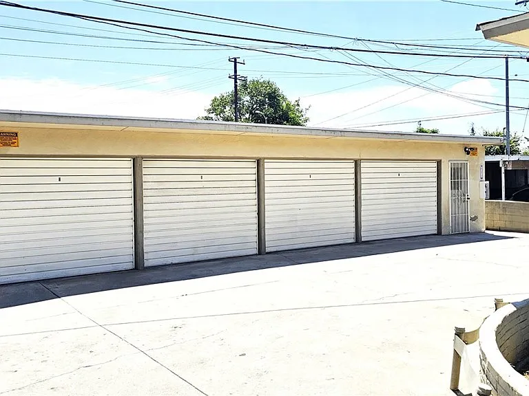 208 N Olive Ave — Photo 16