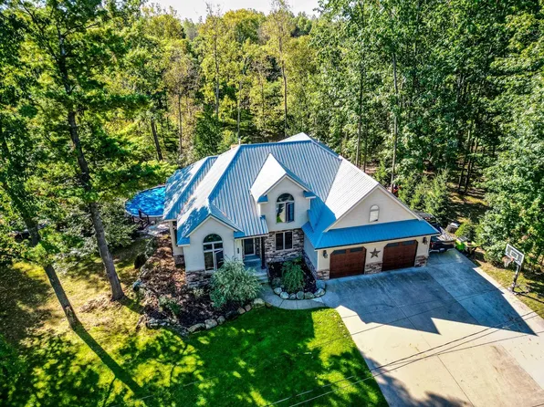 1421 Woodlawn Ave, Clare, MI 48617