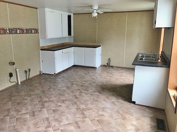 3rd image of 605 Simon St