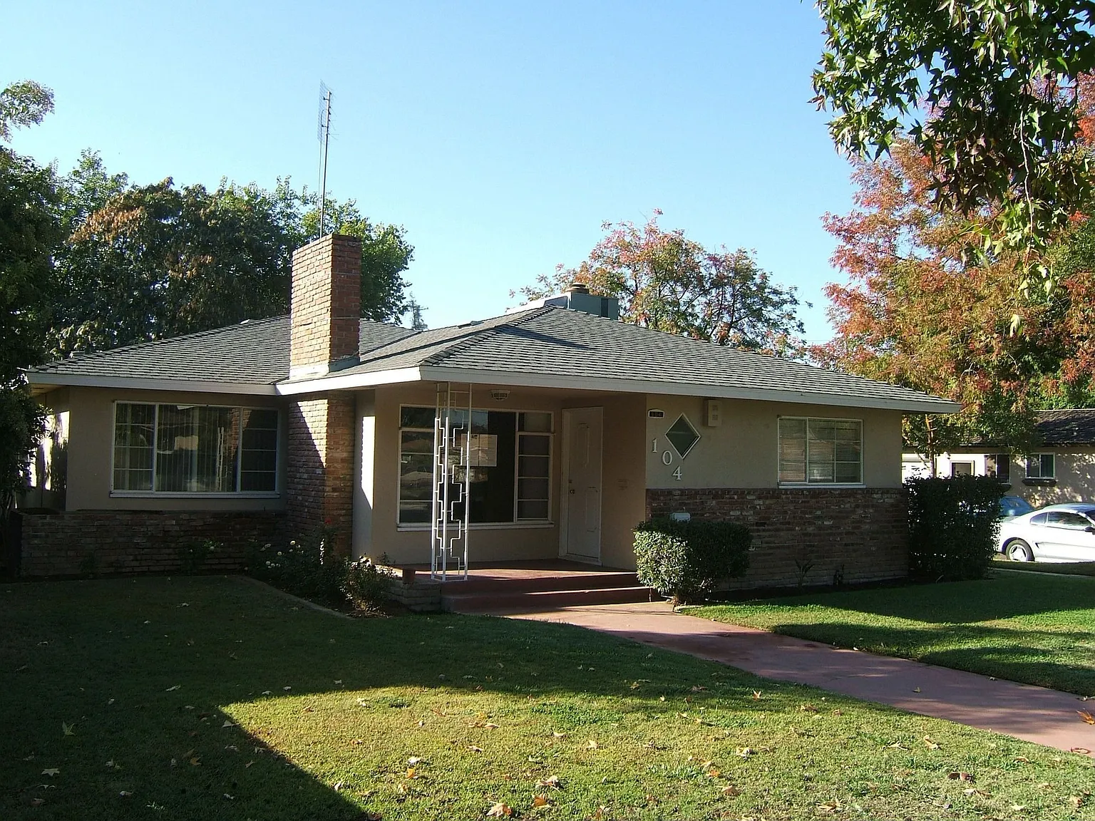 104 E Robinson Ave photo 1