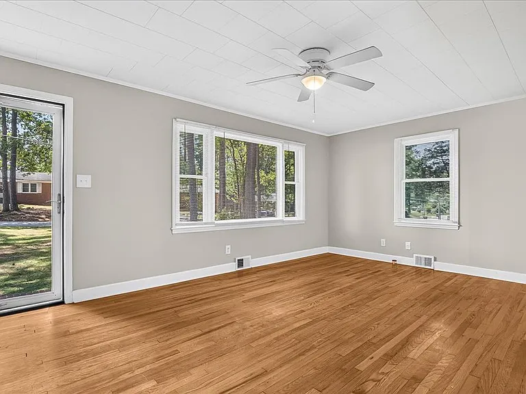 1512 Lynne Ave — Photo 3