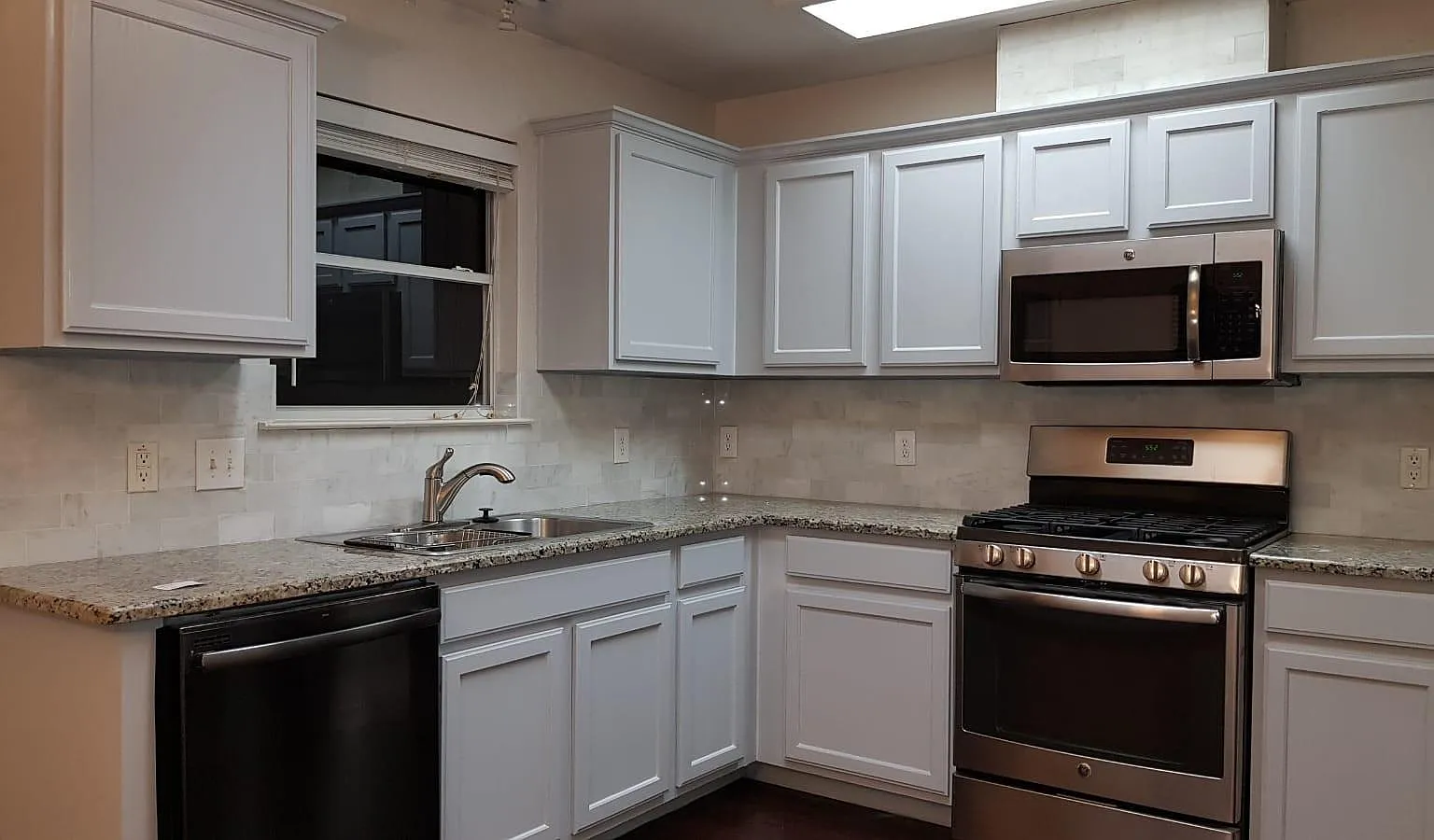 3 bed, 2.5 bath, 1593 sqft, $2,050 — Photo 3