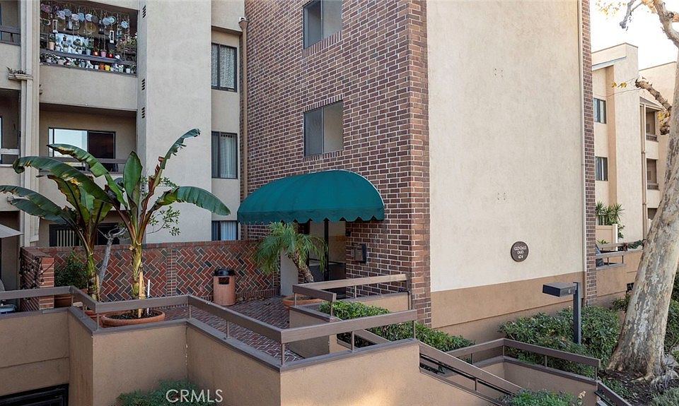 1st image of 424 Oak St Unit 128
