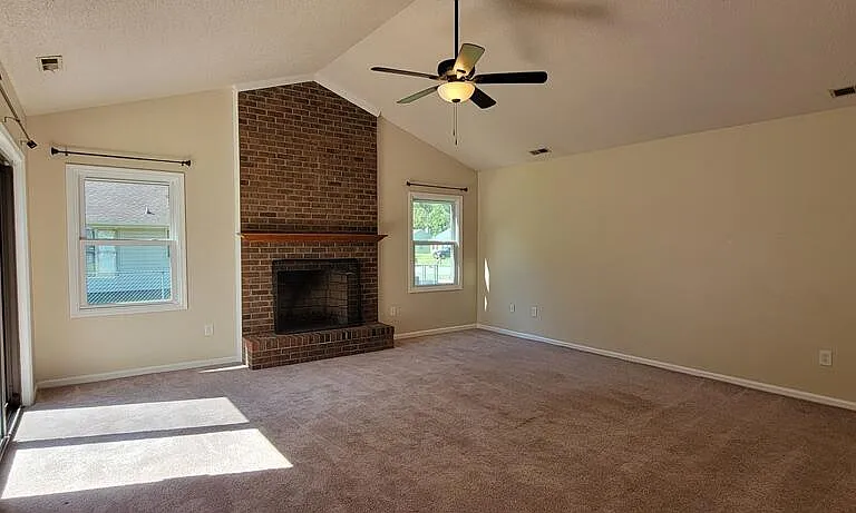 527 Raintree Cir — Photo 5