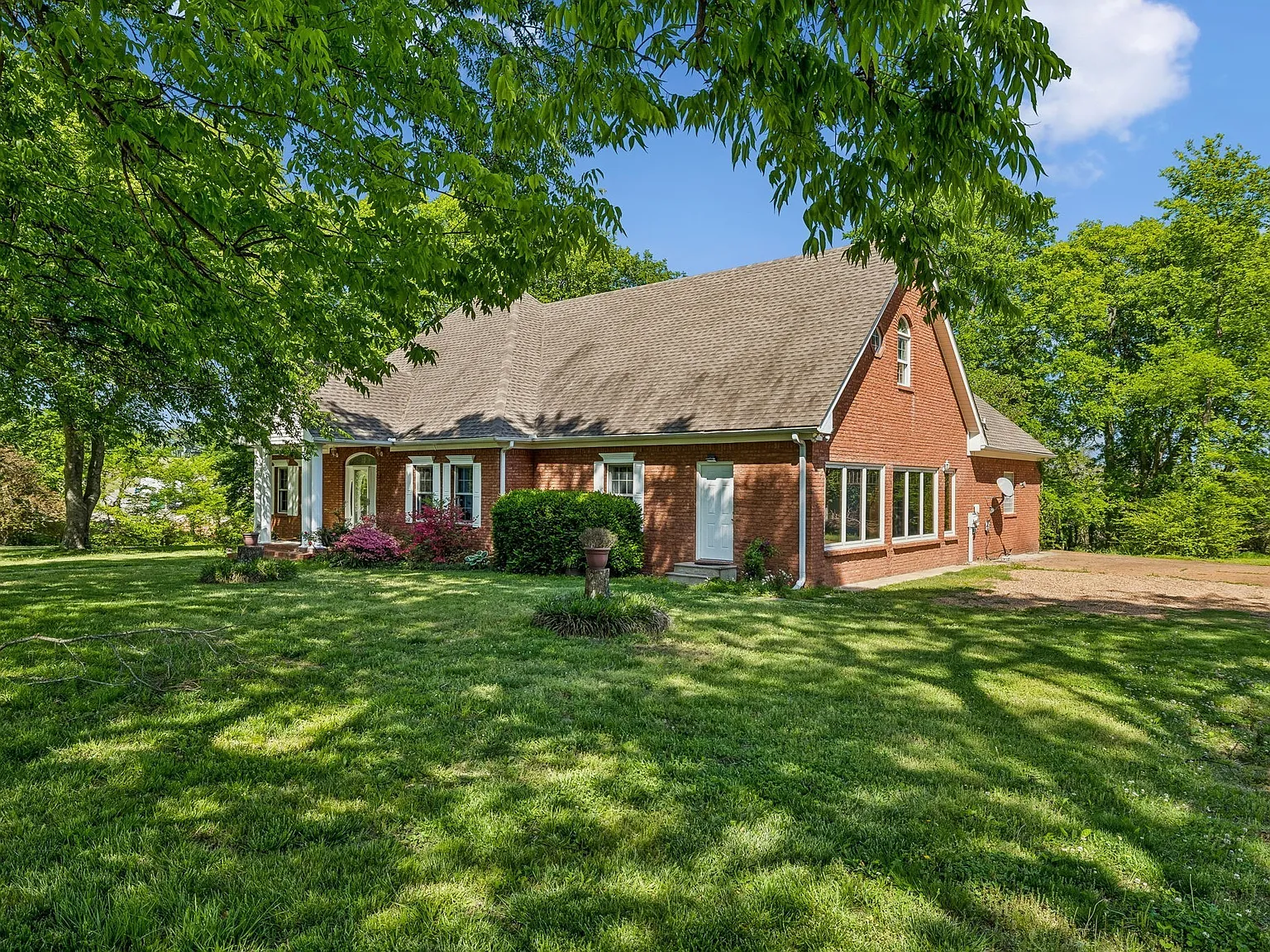 4 bed, 3.5 bath, 3731 sqft, $3,000 — Photo 4