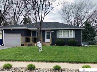 402 N Park Dr, Gretna, NE 68028