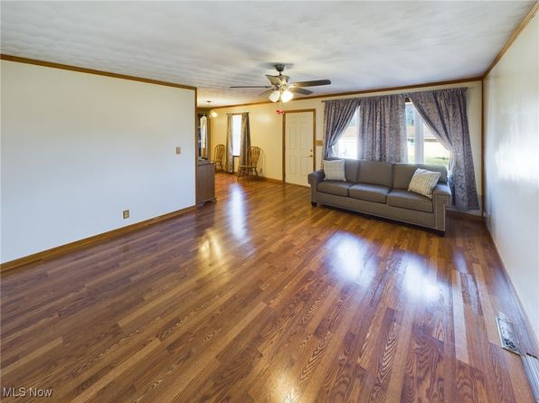 2218 Lindy Cir, Saint Marys, WV 26170