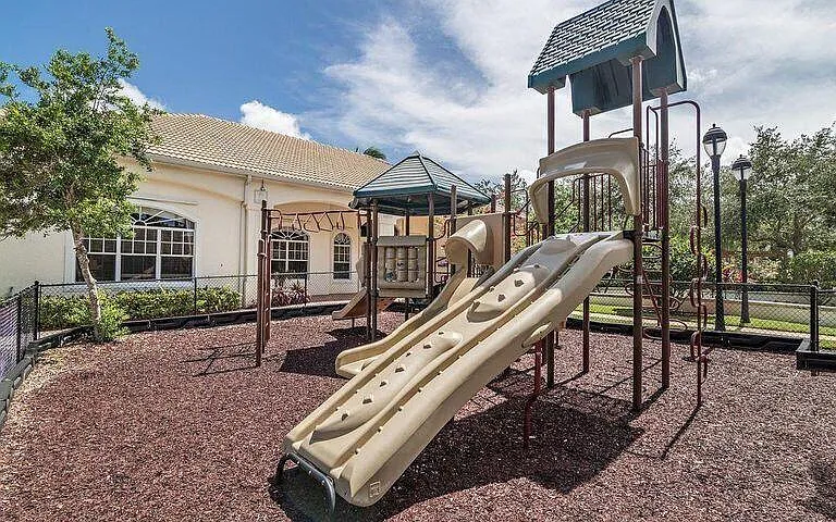 9212 Myrtlewood Cir W — Photo 44