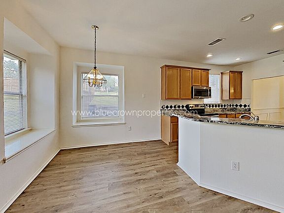 4th image of 1700 Cresthill Dr