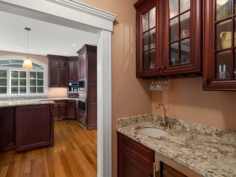60 Forest Ave — Photo 8
