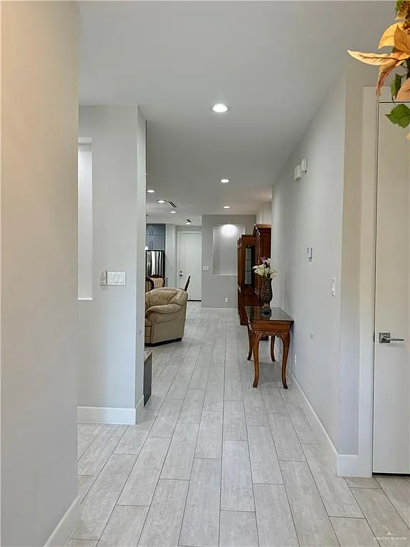 3 bed, 3.0 bath, 1955 sqft, $2,500 — Photo 4