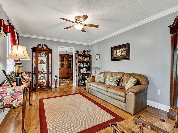 4th image of 126 Live Oak Trl NE