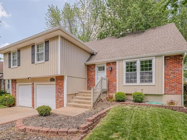 14751 S Homestead Dr, Olathe, KS 66062