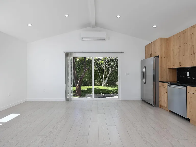 11906 Oxnard St — Photo 14