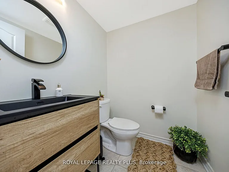 1542 Gainer Cres — Photo 17