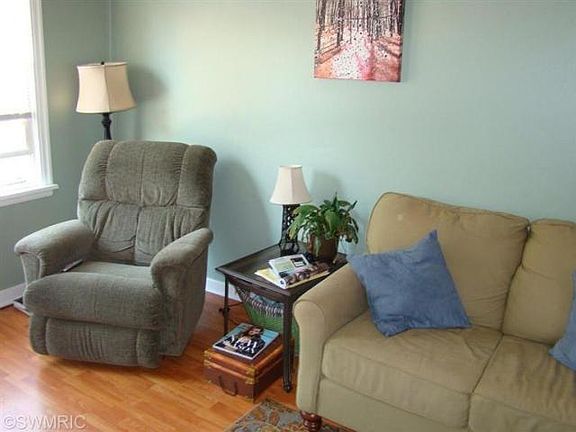 4th image of 2514 Morton Ave