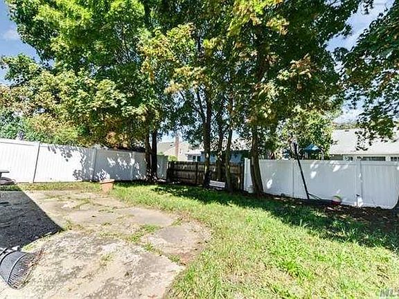3rd image of 423 Gates Ave
