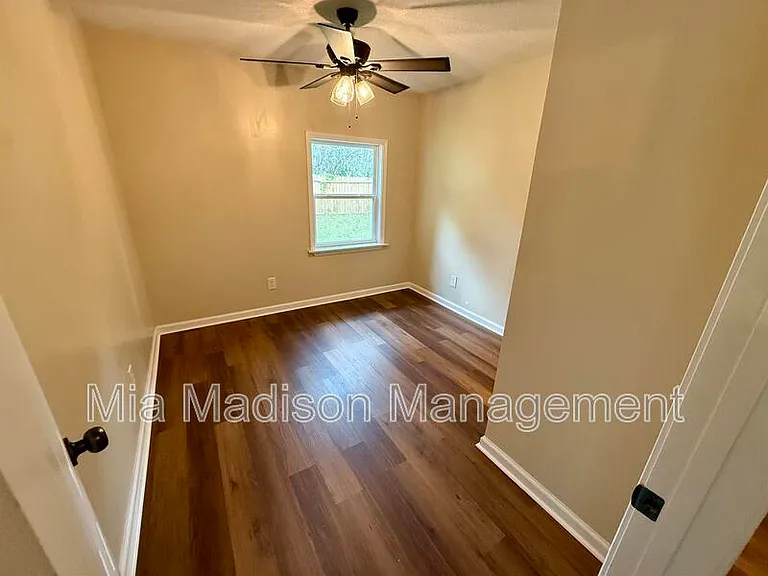 2233 E Derenne Ave — Photo 20