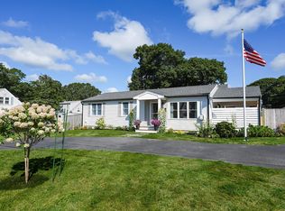 8 Oak St, Teaticket, MA 02536