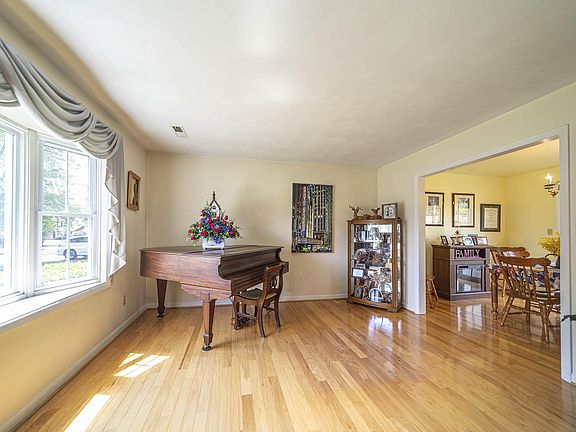 4th image of 1205 Martha Dr