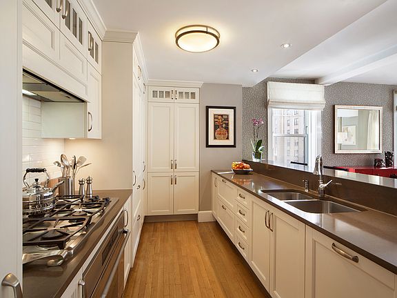 3rd image of 27 W 72nd St #1102