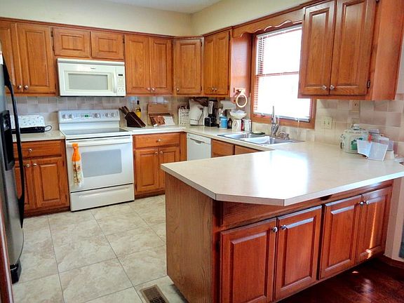 3rd image of 9 Deddington Dr