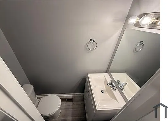409 Berkshire Ct — Photo 14