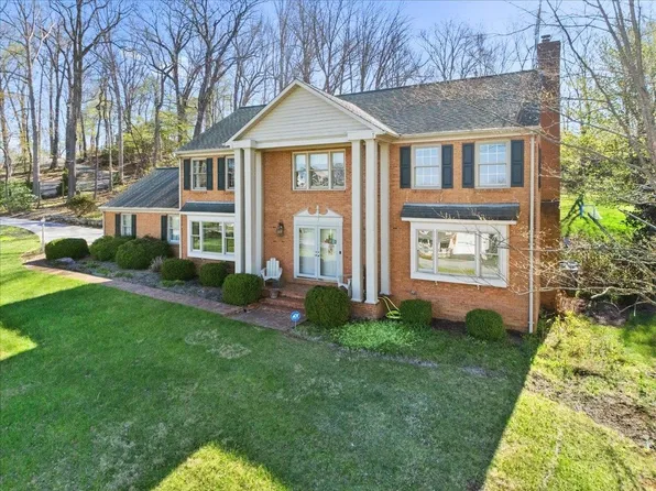 1192 Round Meadow Dr, Christiansburg, VA 24073