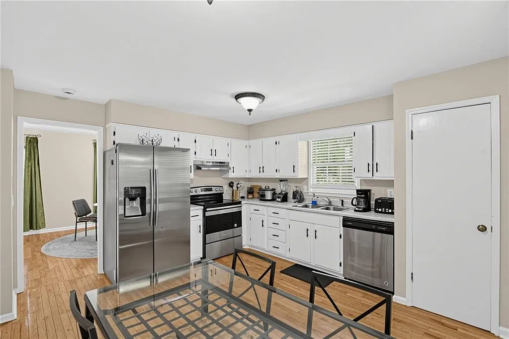 4 bed, 2.5 bath, 2587 sqft, $5,470 — Photo 2