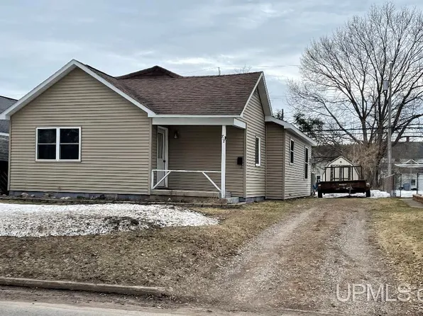 712 W C St, Iron Mountain, MI 49801