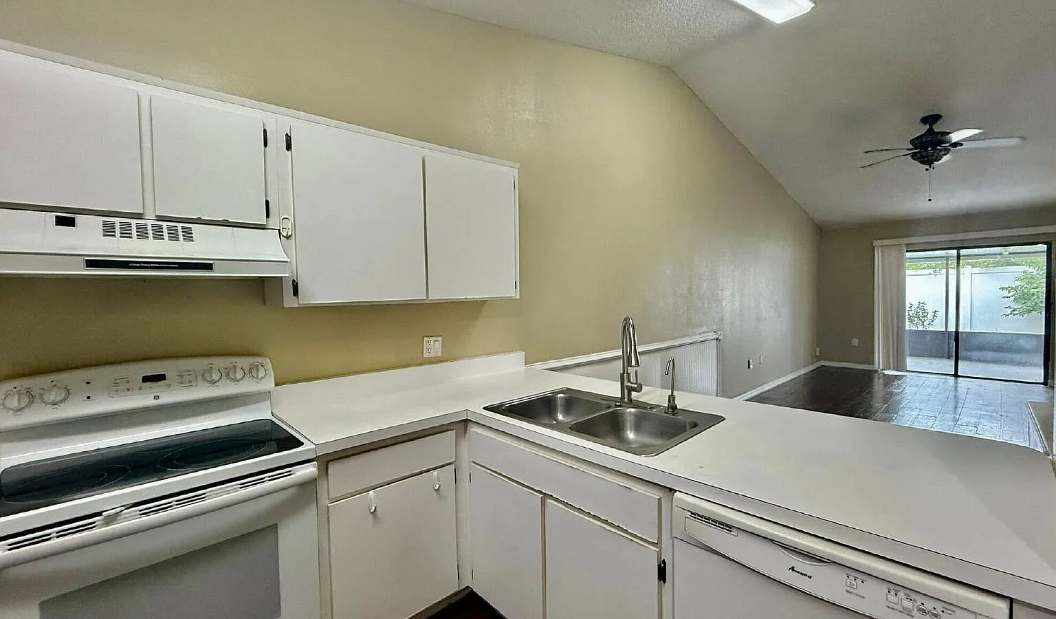 3 bed, 2.0 bath, 1125 sqft, $1,950 — Photo 2