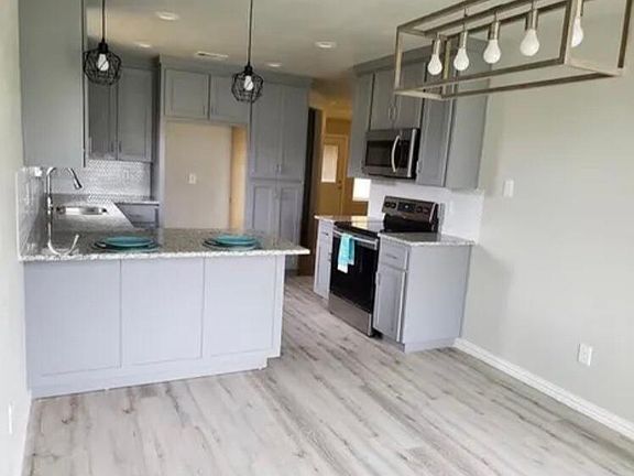 5th image of 4703 Chapman St