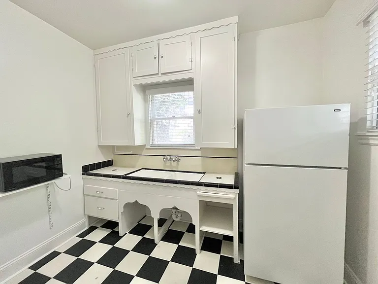 2401 P Street — Photo 6