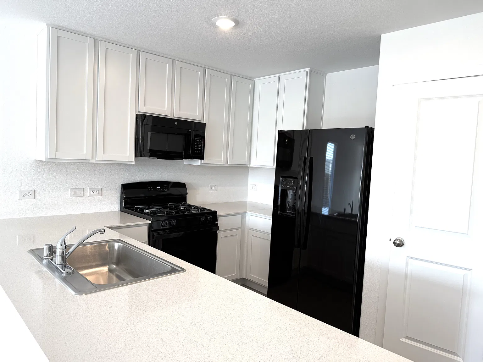 3 bed, 1474 sqft, $2,095 — Photo 2