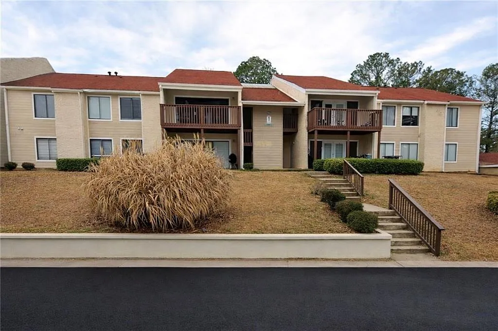 3 bed, 2.0 bath, 1420 sqft, $1,800 — Photo 1