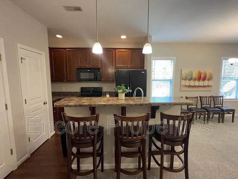 3 bed, 2.5 bath, 1500 sqft, $1,900 — Photo 4