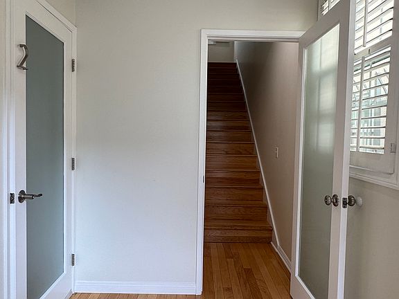 3rd image of 956 Granville Ave #1