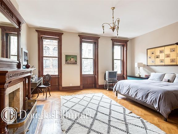 4th image of 31 W 76th St