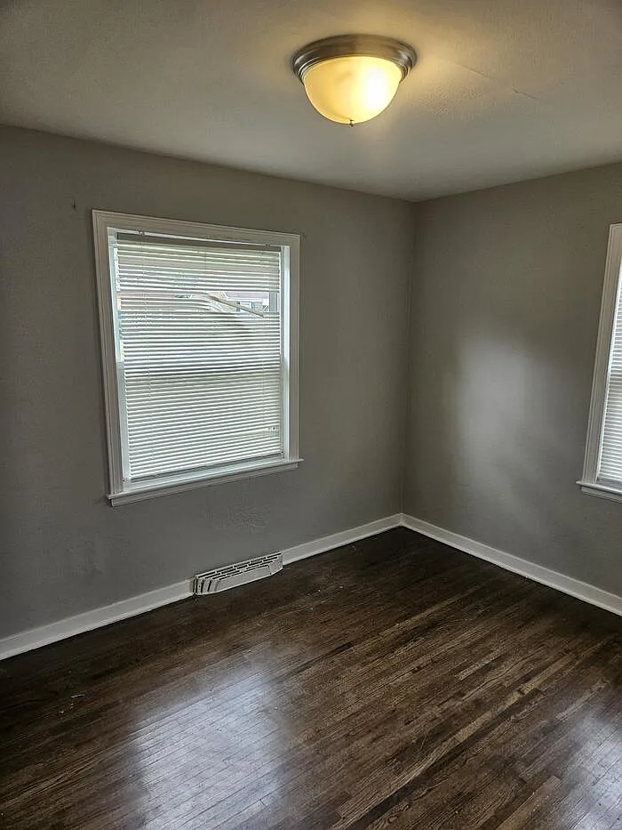 3 bed, 1.0 bath, 800 sqft, $1,350 — Photo 3