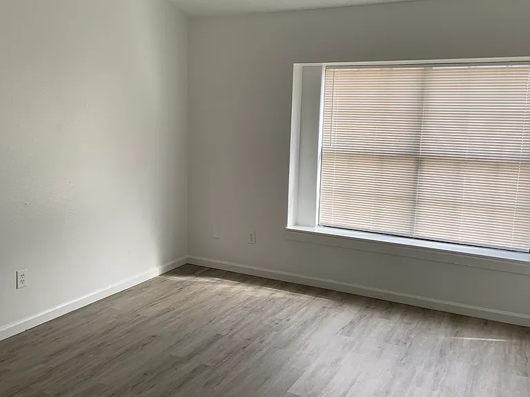 2410 Grasslands Dr — Photo 20
