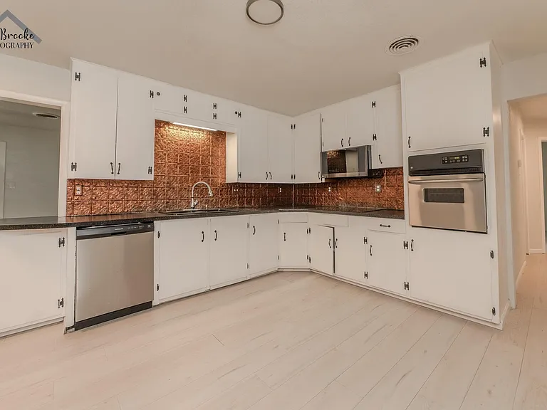 4505 University Ave — Photo 8