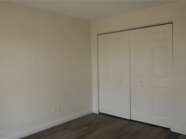 320 Harry Ave S — Photo 16