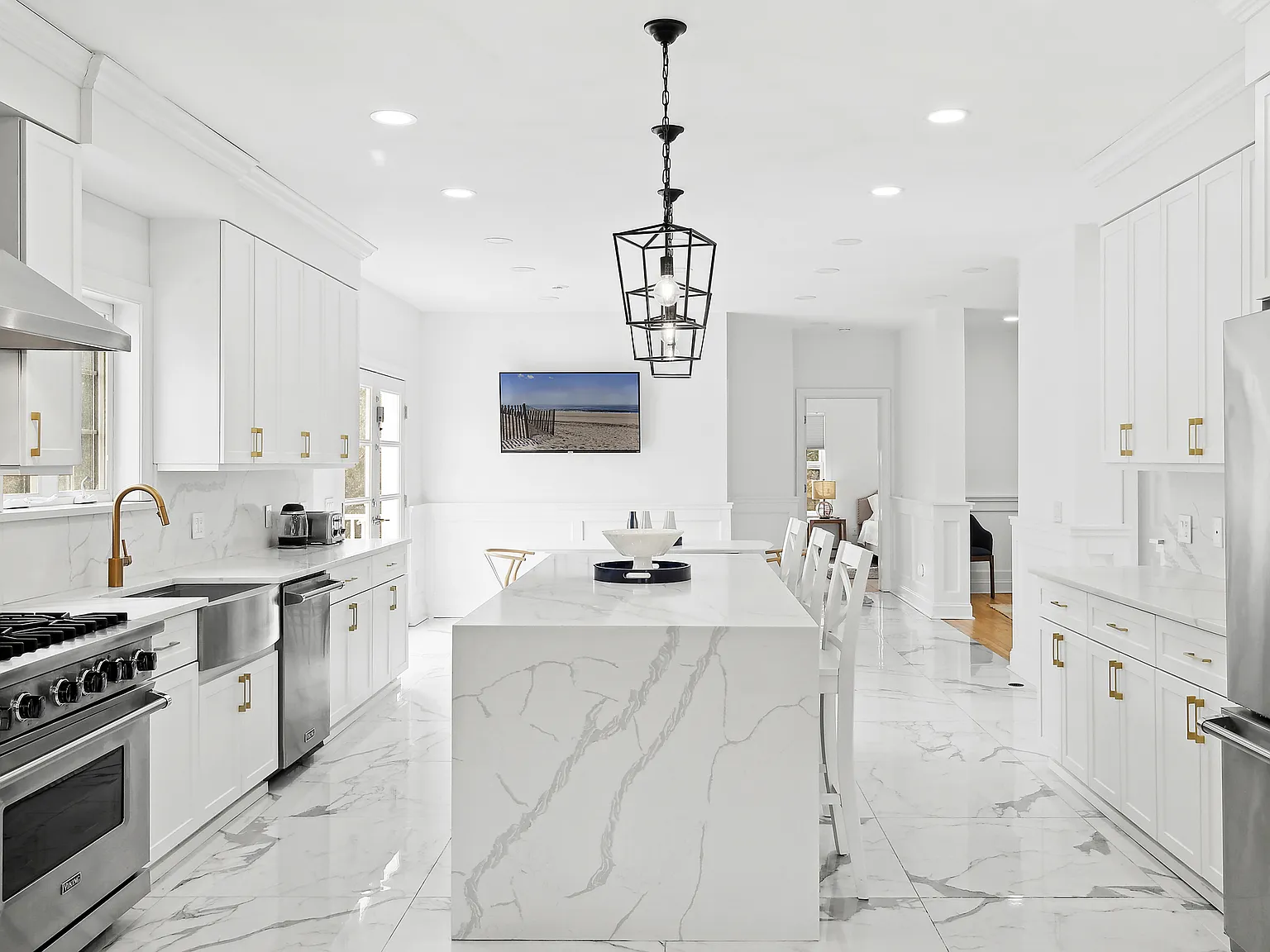Escape to Elegance:5- Bedroom,4.5-Bath Southampton Summer Home — Photo 3