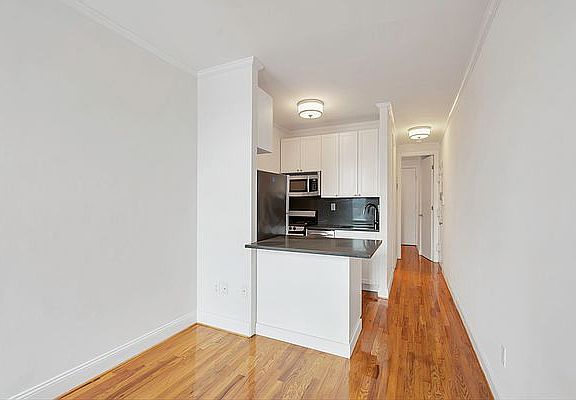 3rd image of 426 W 49th St APT 1C