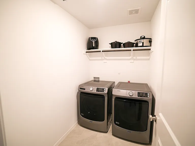 1361 Beach Dr — Photo 7