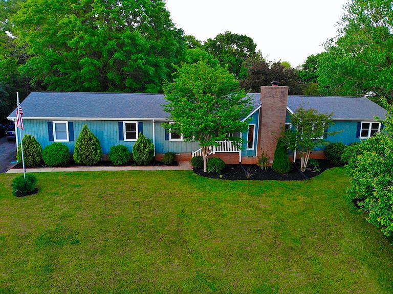 1st image of 105 Twin Lakes Dr