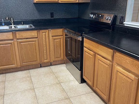 Kitchen new stove & microwave