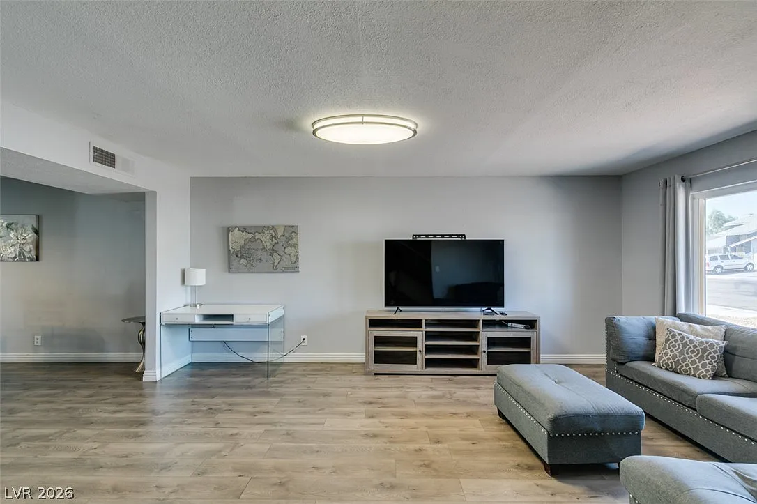 5 bed, 3.0 bath, 2368 sqft, $2,800 — Photo 4